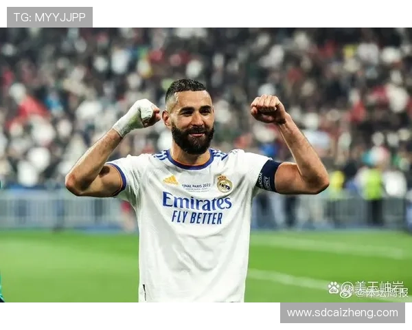 从二前锋到单箭头：本泽马战术适应性的极致体现