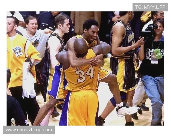 科比无球跑动制造错位，拉开湖人进攻空间